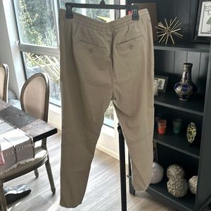 Gap kaki large pants with front and back pockets. Gently used.